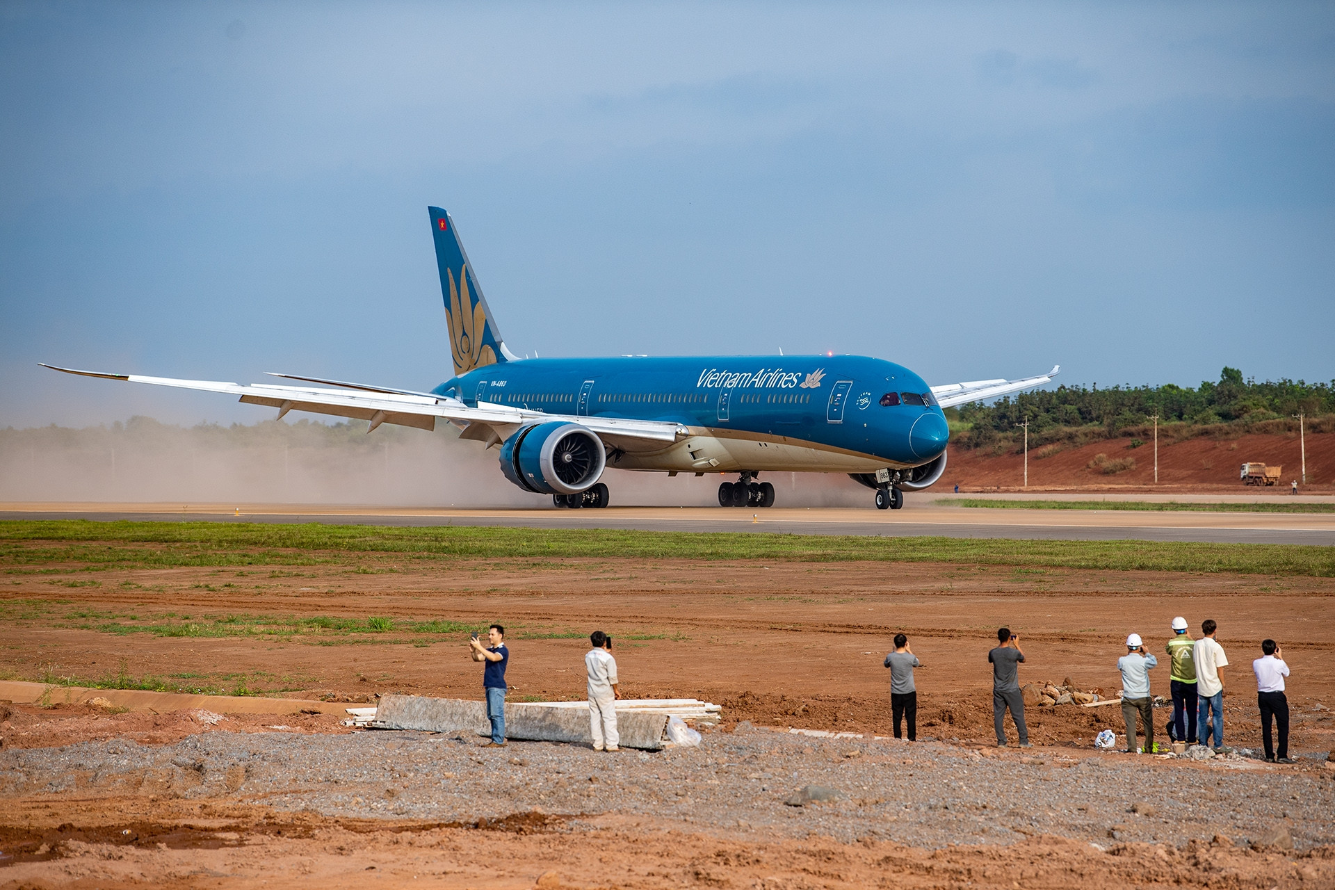 Cận cảnh chiếc máy bay đầu tiên hạ cánh xuống sân bay Long Thành