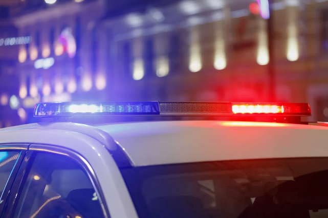 Cảnh sát Mỹ say rượu lái xe ngược chiều, đâm trực diện xe chở rác