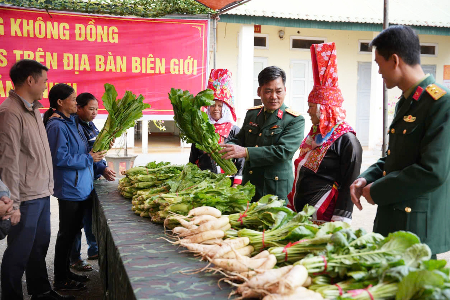 Chuỗi hoạt động ý nghĩa ấm áp tình quân dân nơi biên giới Hoành Mô 