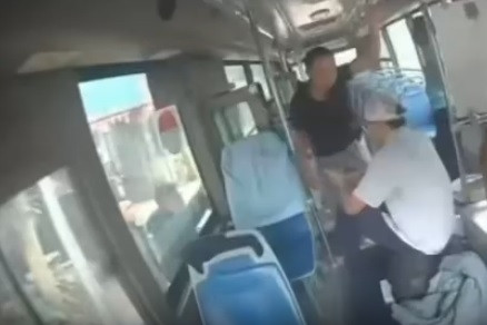  Công an vào cuộc vụ lái xe buýt ở Hà Nội bị hành hung dã man 