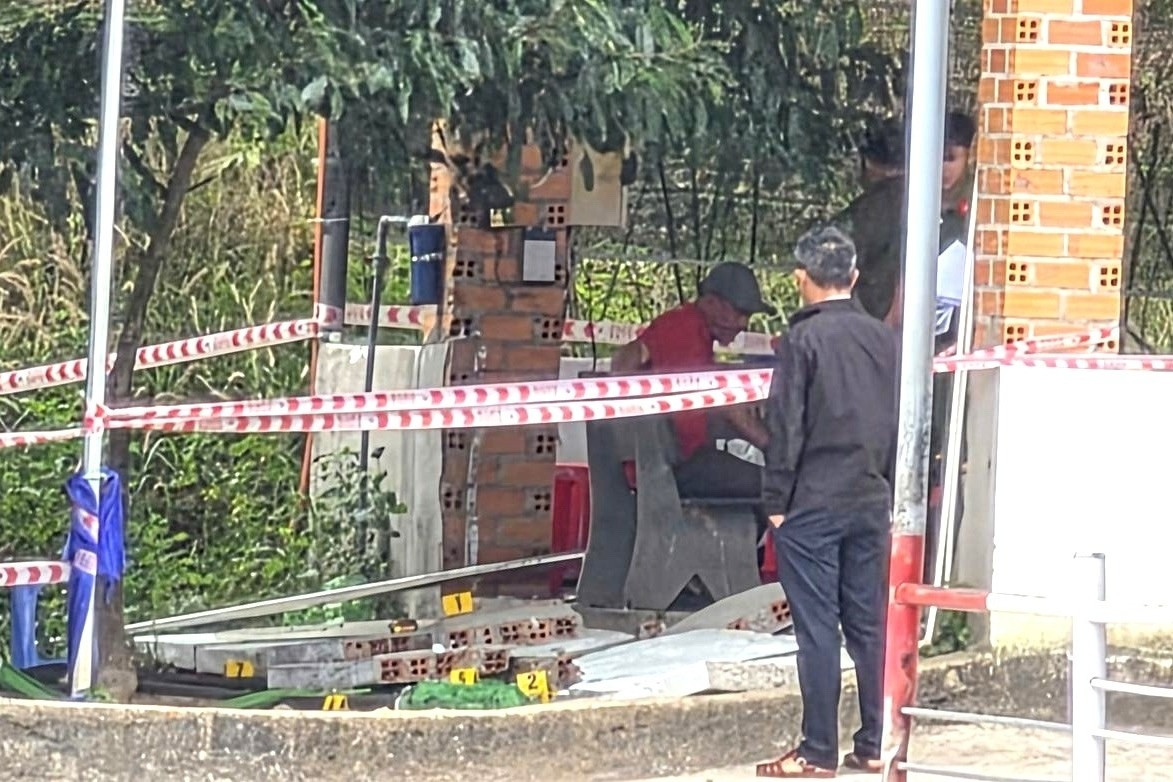 Đang nằm võng chờ sát hạch bằng lái, người đàn ông bị tường sập đè tử vong