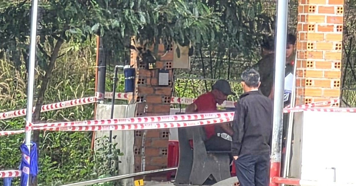 Đang nằm võng chờ sát hạch bằng lái, người đàn ông bị tường sập đè tử vong