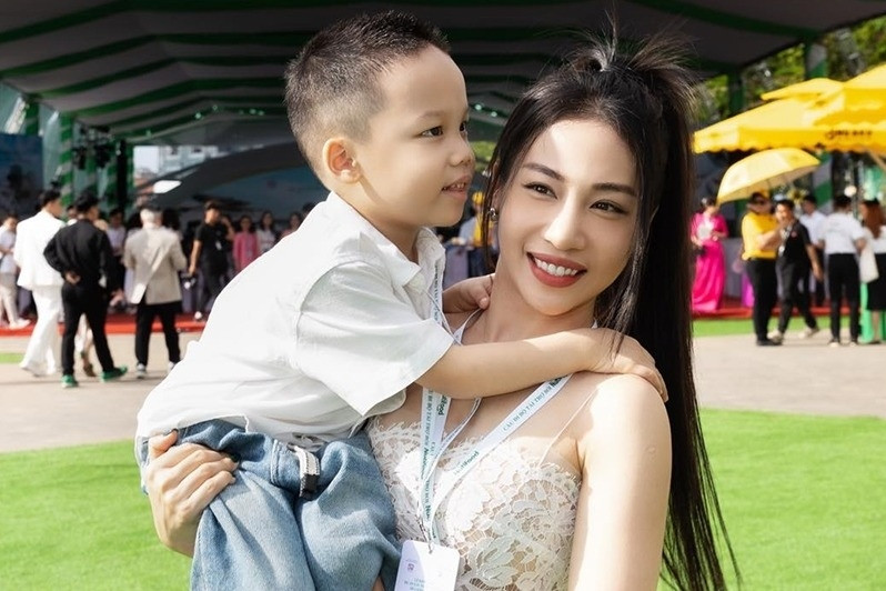 Góc khuất làm mẹ đơn thân, áp lực đến bật khóc của ca sĩ Việt cao 1m47