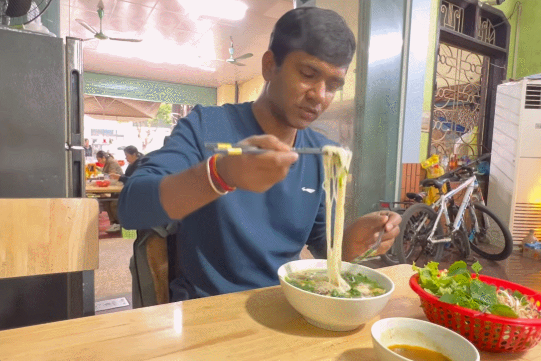 Khách nước ngoài thử đặc sản Hưng Yên ở Bắc Ninh, liên tục khen ngon