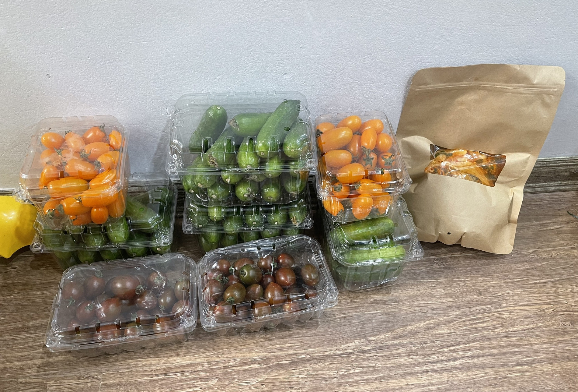 Mang đồ quê lên biếu, người phụ nữ sững sờ trước hành động của thông gia giàu