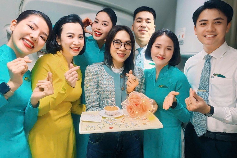 Mỹ Tâm bất ngờ với món quà từ các tiếp viên hàng không tặng trên máy bay