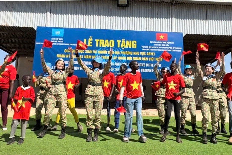  Người dân châu Phi nhảy múa, vẫy cờ Việt Nam cùng chiến sĩ mũ nồi xanh 