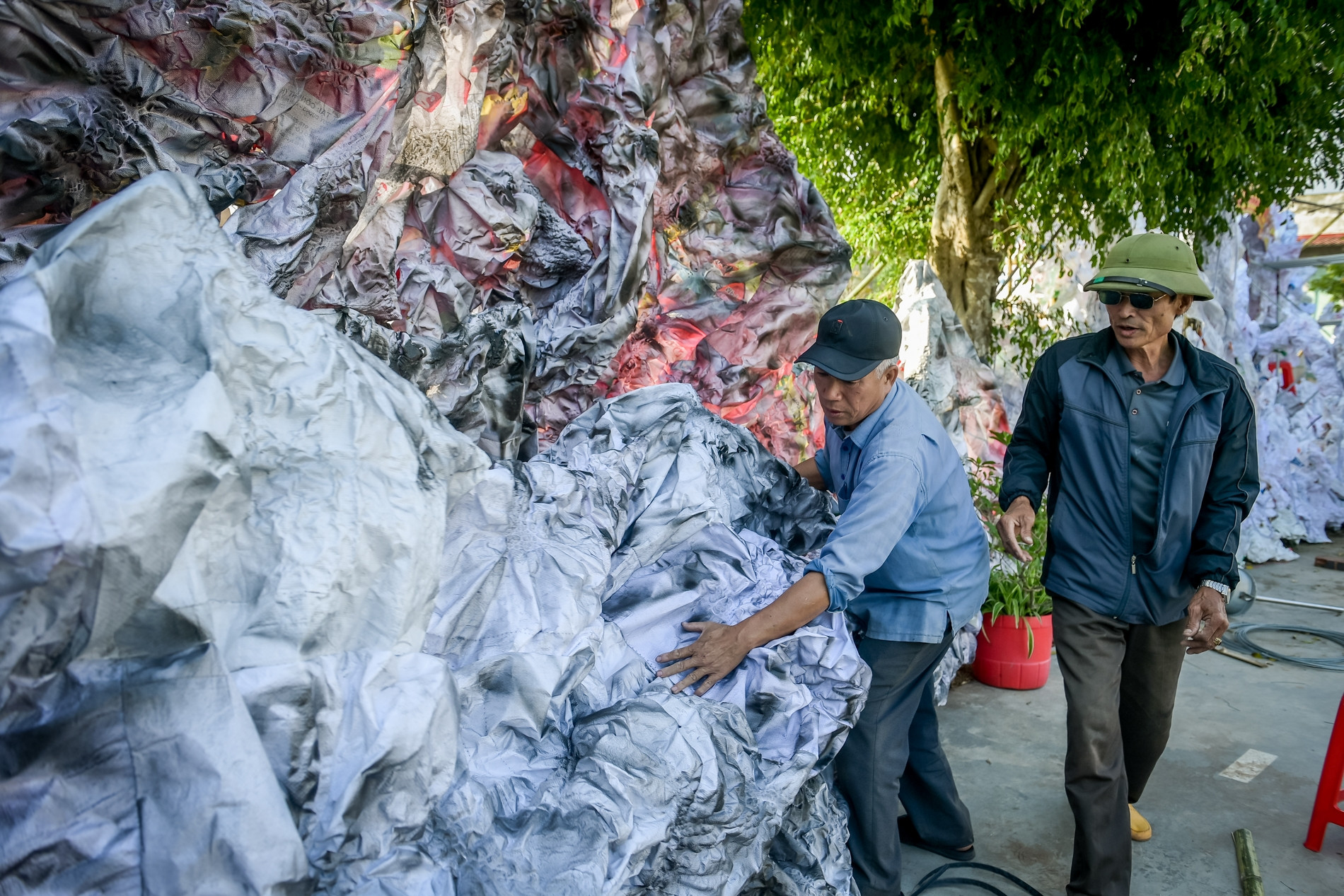 Người dân Ninh Bình tất bật làm hang đá khổng lồ từ hàng vạn vỏ bao