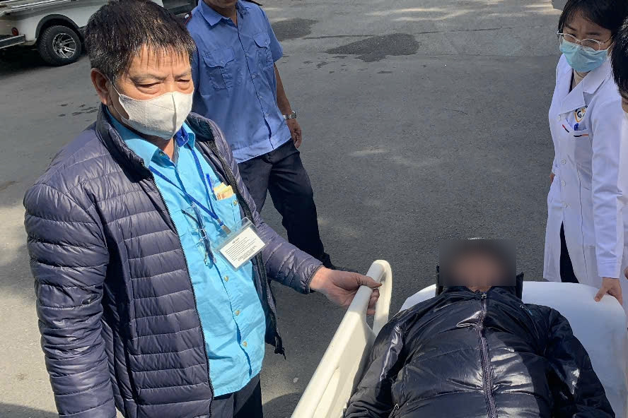 Nhân viên xe buýt Hà Nội kịp thời đưa hành khách bị ngất đi cấp cứu