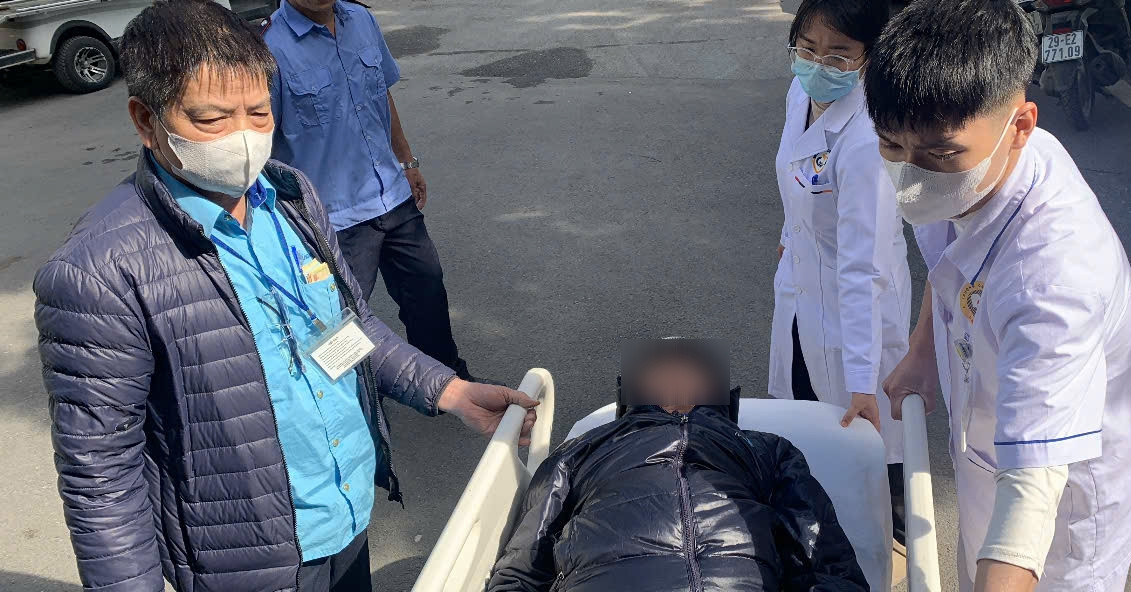 Nhân viên xe buýt Hà Nội kịp thời đưa hành khách bị ngất đi cấp cứu