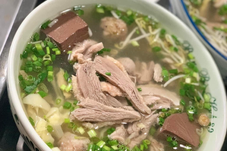 Cấp cứu vì nghe hàng xóm đắp lá hành chữa vết thương Nu Giao Vien Nguy Kich Phai Cap Cuu Suot Mot Thang Sau Khi An Mien Ngan 1944