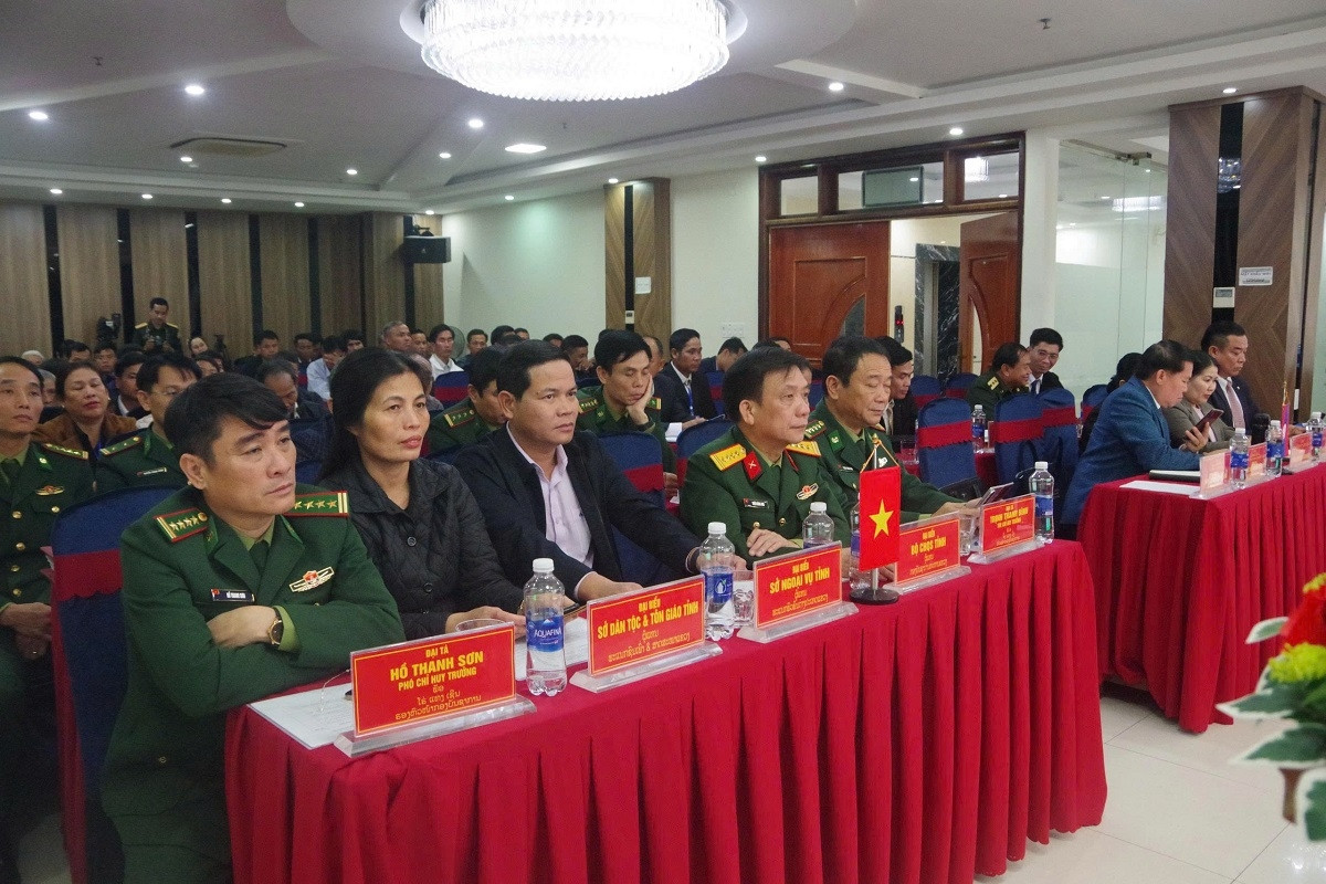 Phát huy vai trò già làng, trưởng bản trong bảo vệ biên giới Việt Nam - Lào