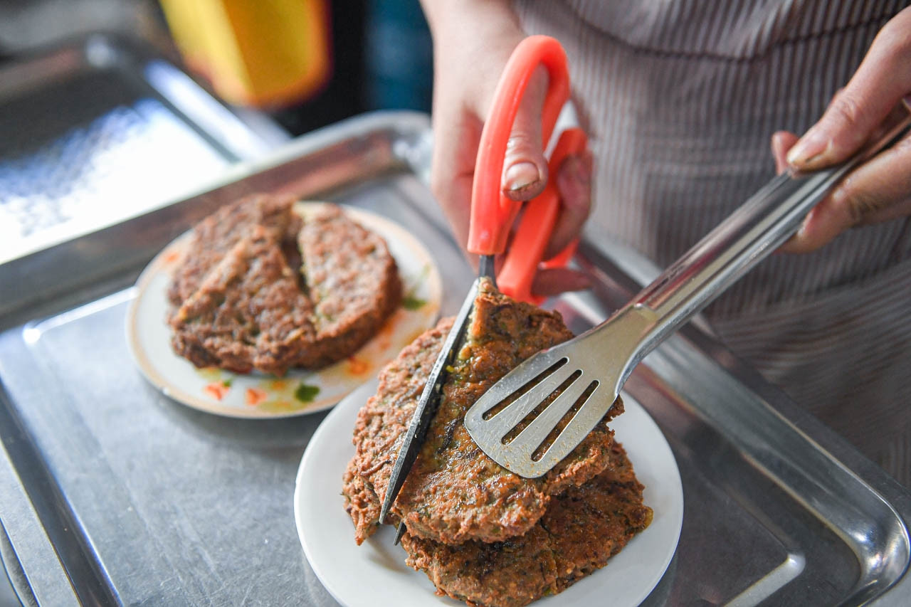 Quán Hà Nội bán đặc sản 'nhìn sợ nhưng ăn ngon', báo Tây nhiều lần khen nức nở