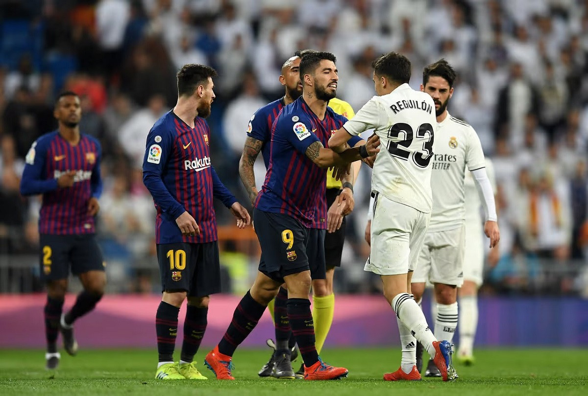 Messi và Sergio Reguilon trên sân