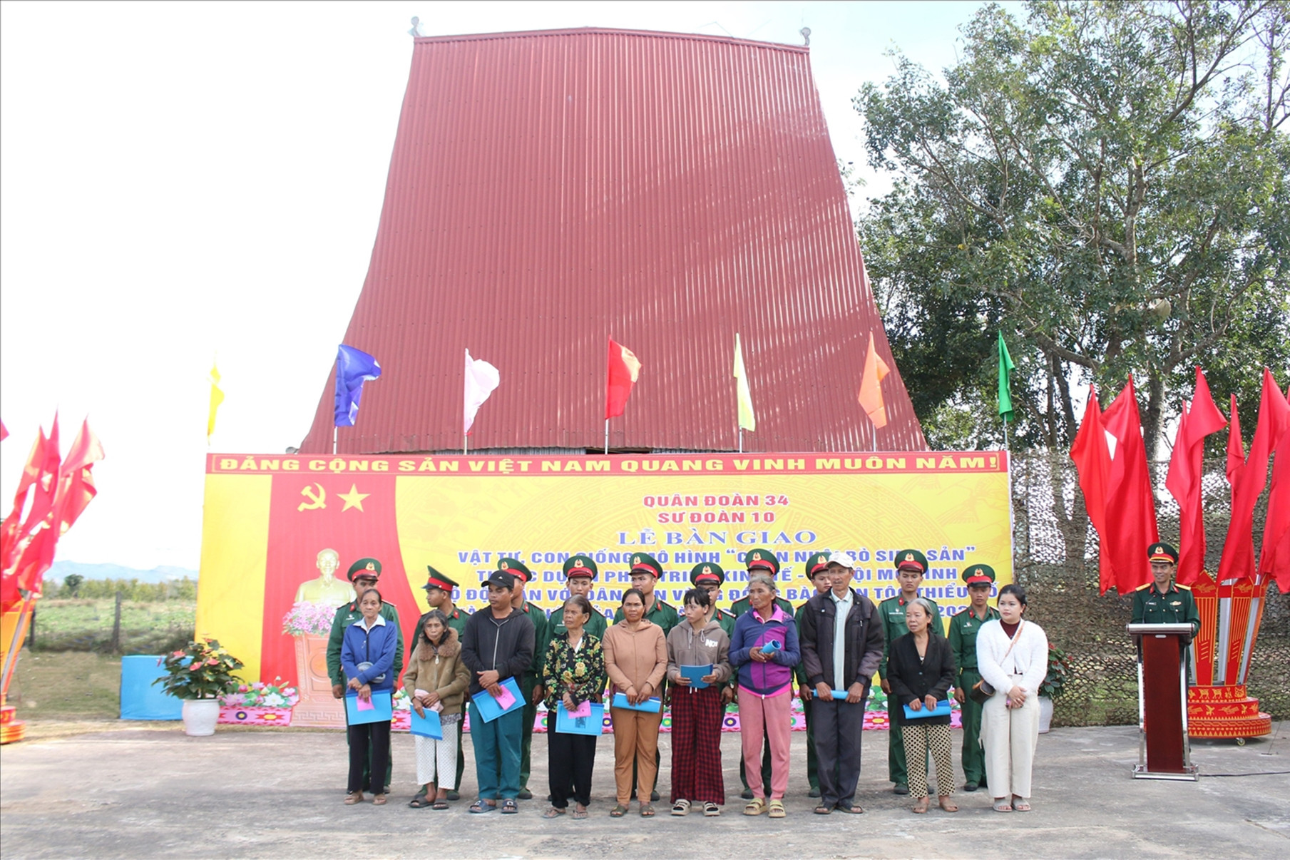 Sư đoàn 10, Quân đoàn 34 trao 130 con bò giống cho nhân dân xã Ia Chim