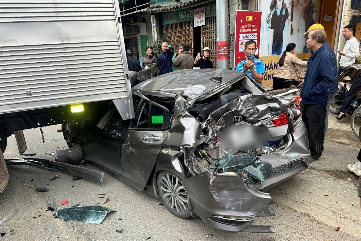 6 ô tô va chạm liên hoàn, xe con bẹp dúm