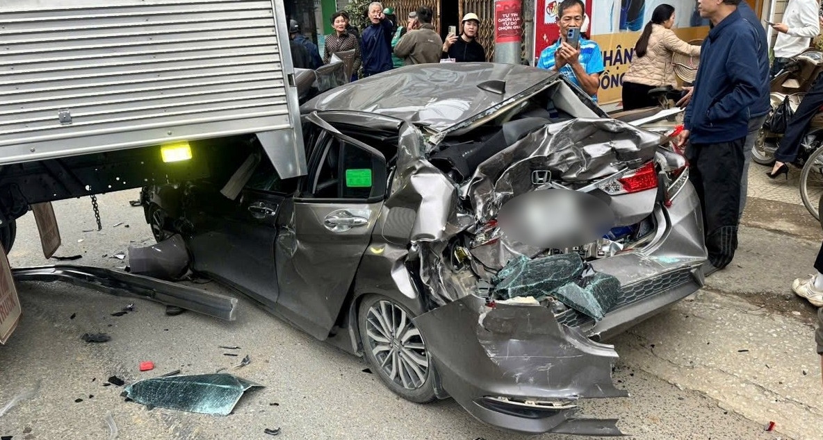 6 ô tô va chạm liên hoàn, xe con bẹp dúm