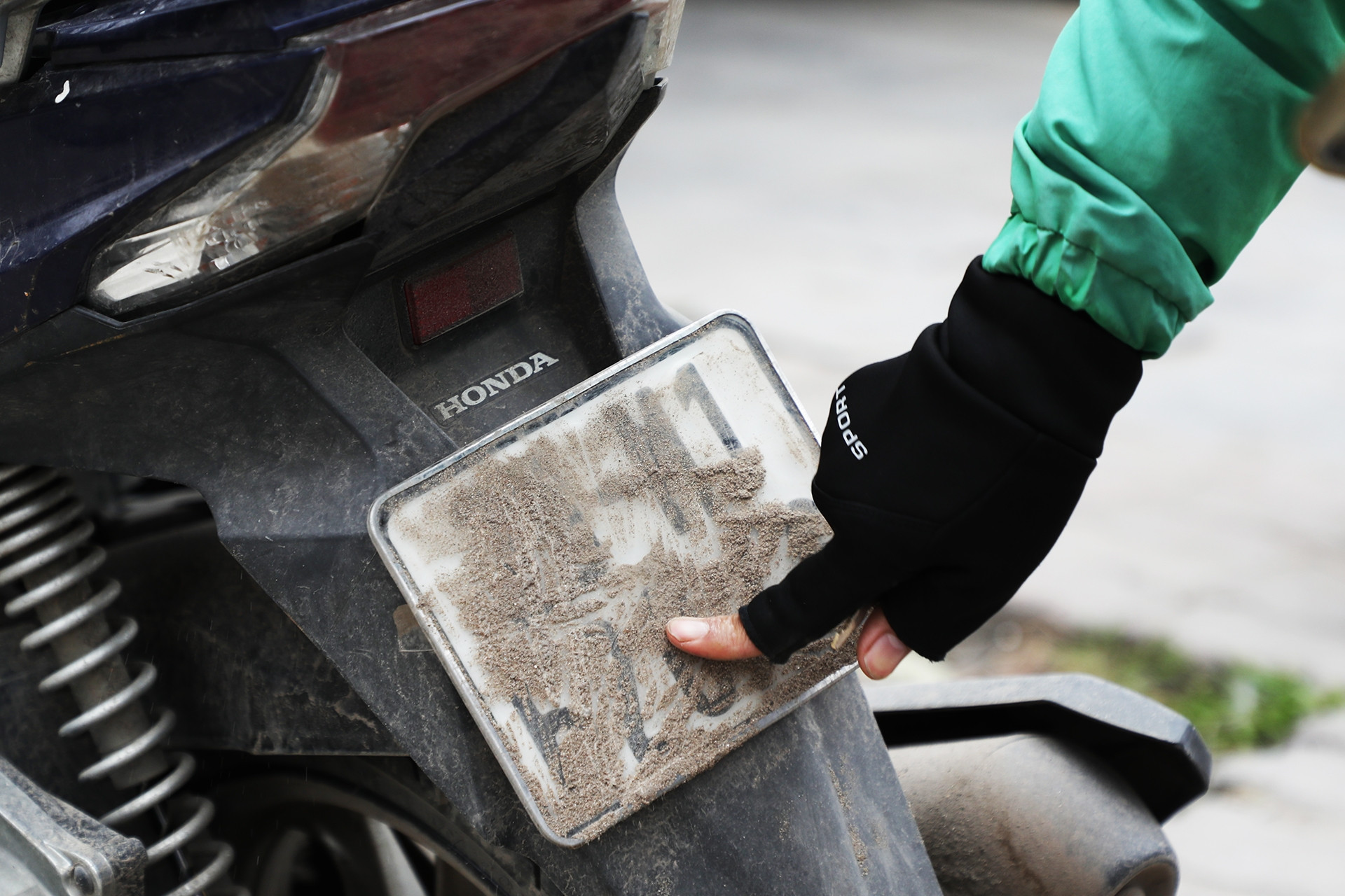 Tài xế tung chiêu 'bịt mắt' camera AI ở Hà Nội: Dùng cả cát, bã kẹo cao su