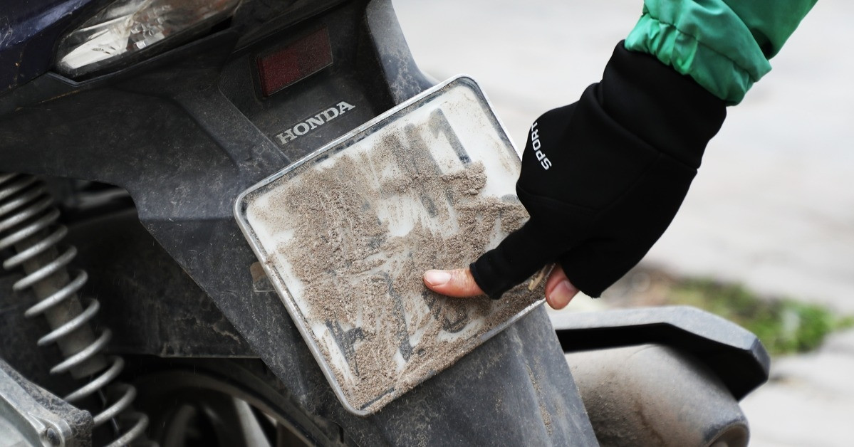 Tài xế tung chiêu &amp;apos;bịt mắt&amp;apos; camera AI ở Hà Nội: Dùng cả cát, bã kẹo cao su