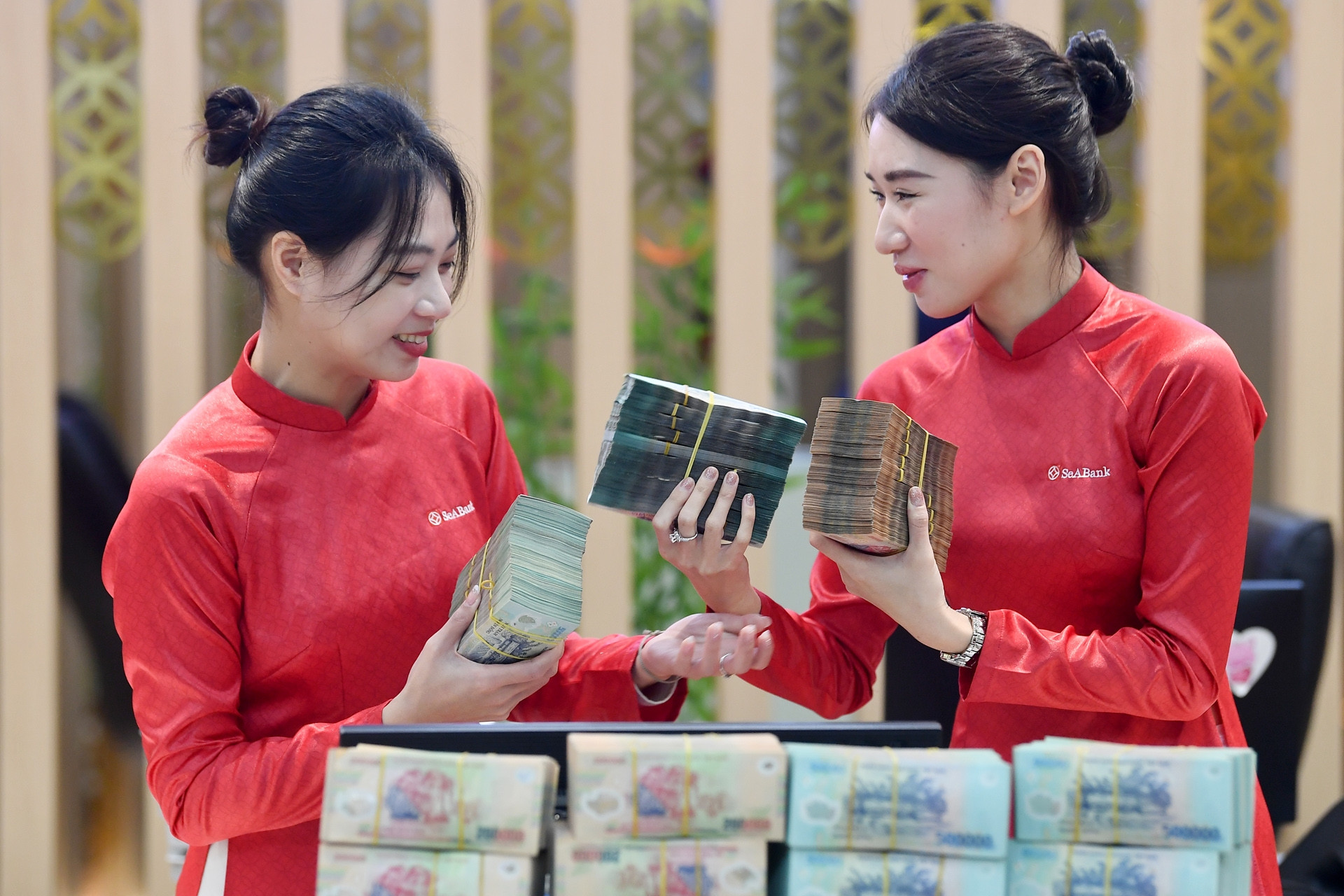 Thanh khoản dồi dào, vì sao ngân hàng vẫn chạy đua tăng lãi suất?