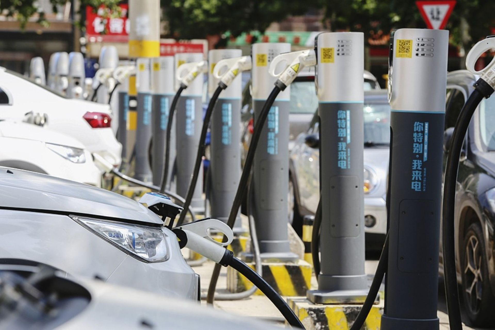 tram sac xe dien.jpg