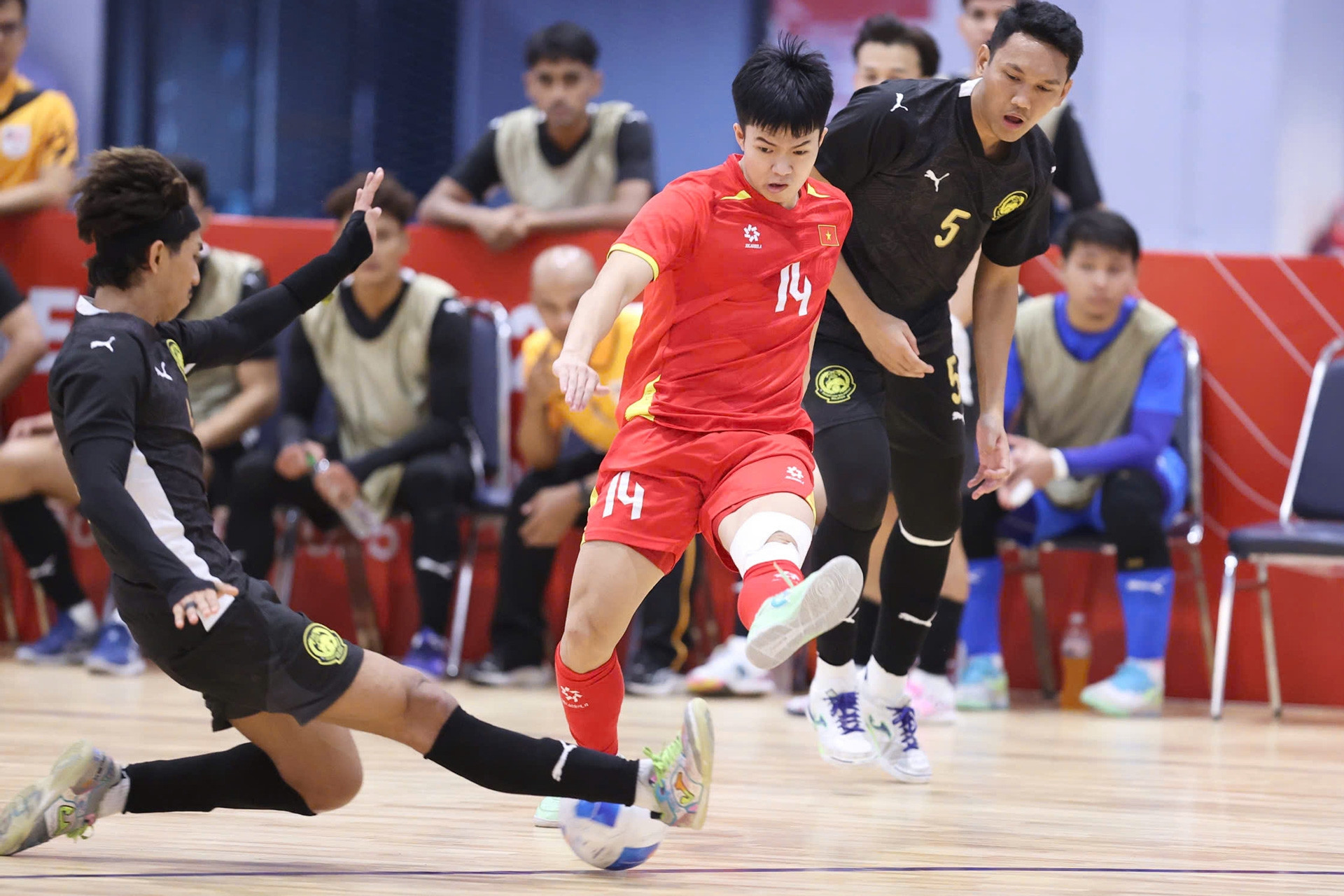 Futsal Việt Nam thua sốc Malaysia ở SEA Games 33