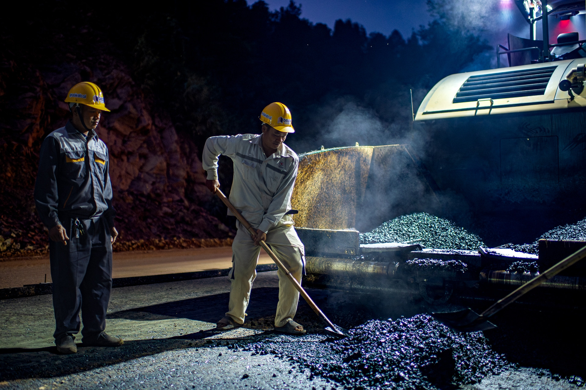 Tuyến cao tốc thách thức đơn vị thi công nhất cả nước trước ngày thông tuyến