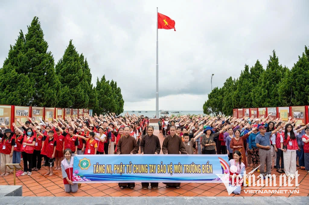 W-Tăng ni, phật tử quyết tâm chung tay bảo vệ môi trường biển.jpg