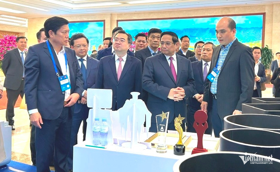 W-thu tuong tham quan.jpg