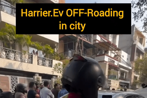 Xe điện mất lái 'vồ' lên nắp ca-pô Mercedes-Benz E-Class giữa khu nhà giàu