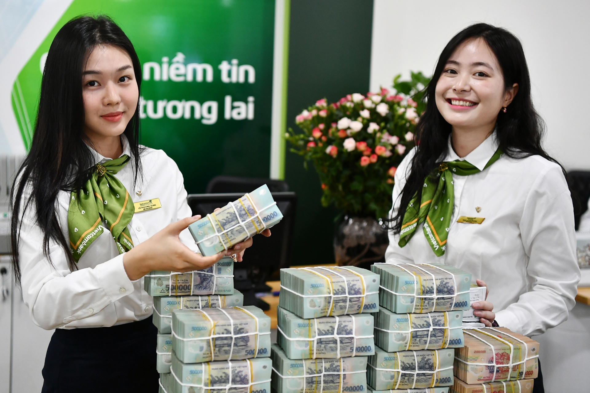 Lãi suất ngân hàng hôm nay 17/12: Vietcombank tăng mạnh, thay đổi trật tự Big4
