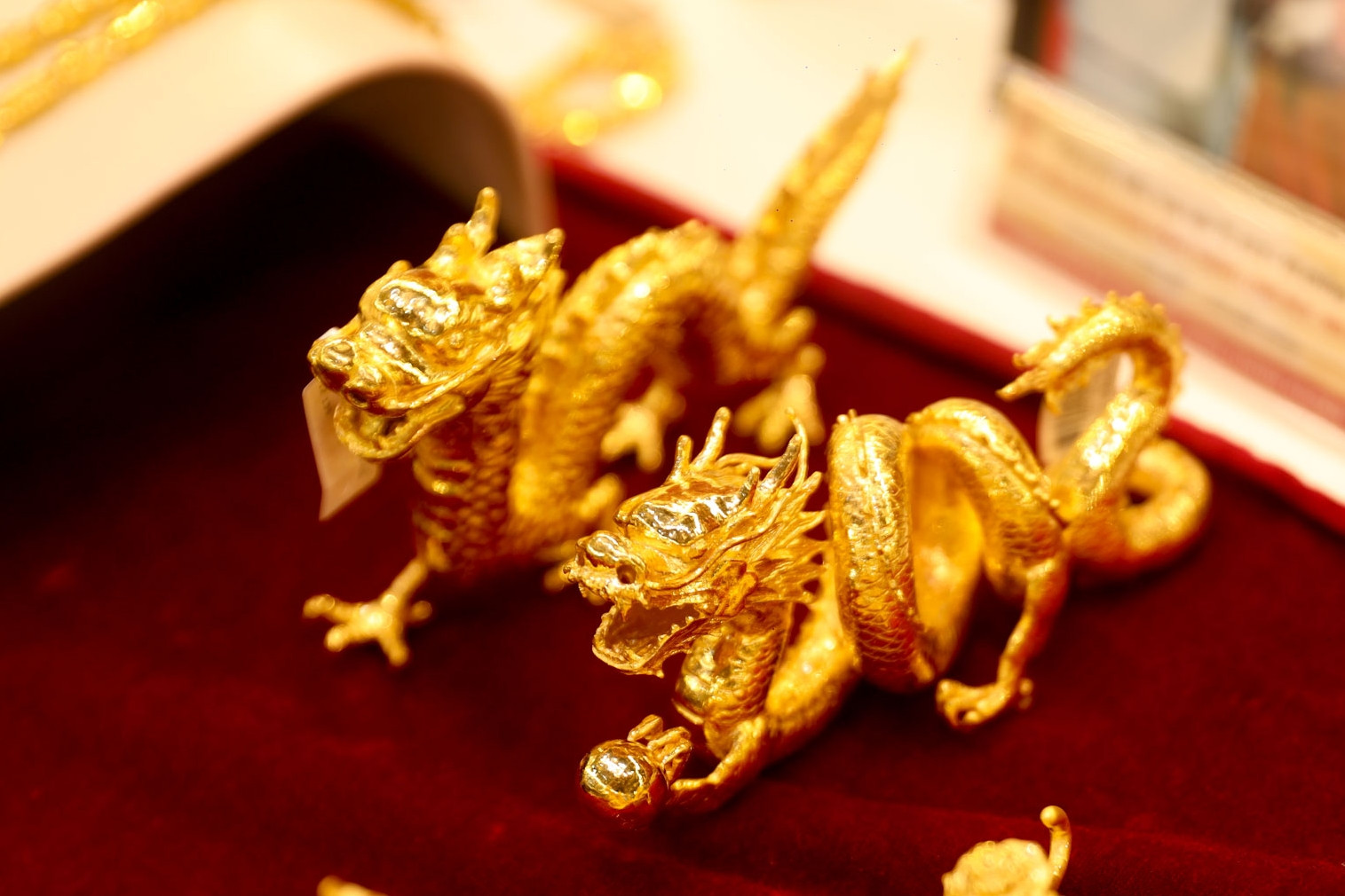 Giá vàng hôm nay 18/12/2025: Vàng thế giới tăng dựng đứng, SJC trên đỉnh