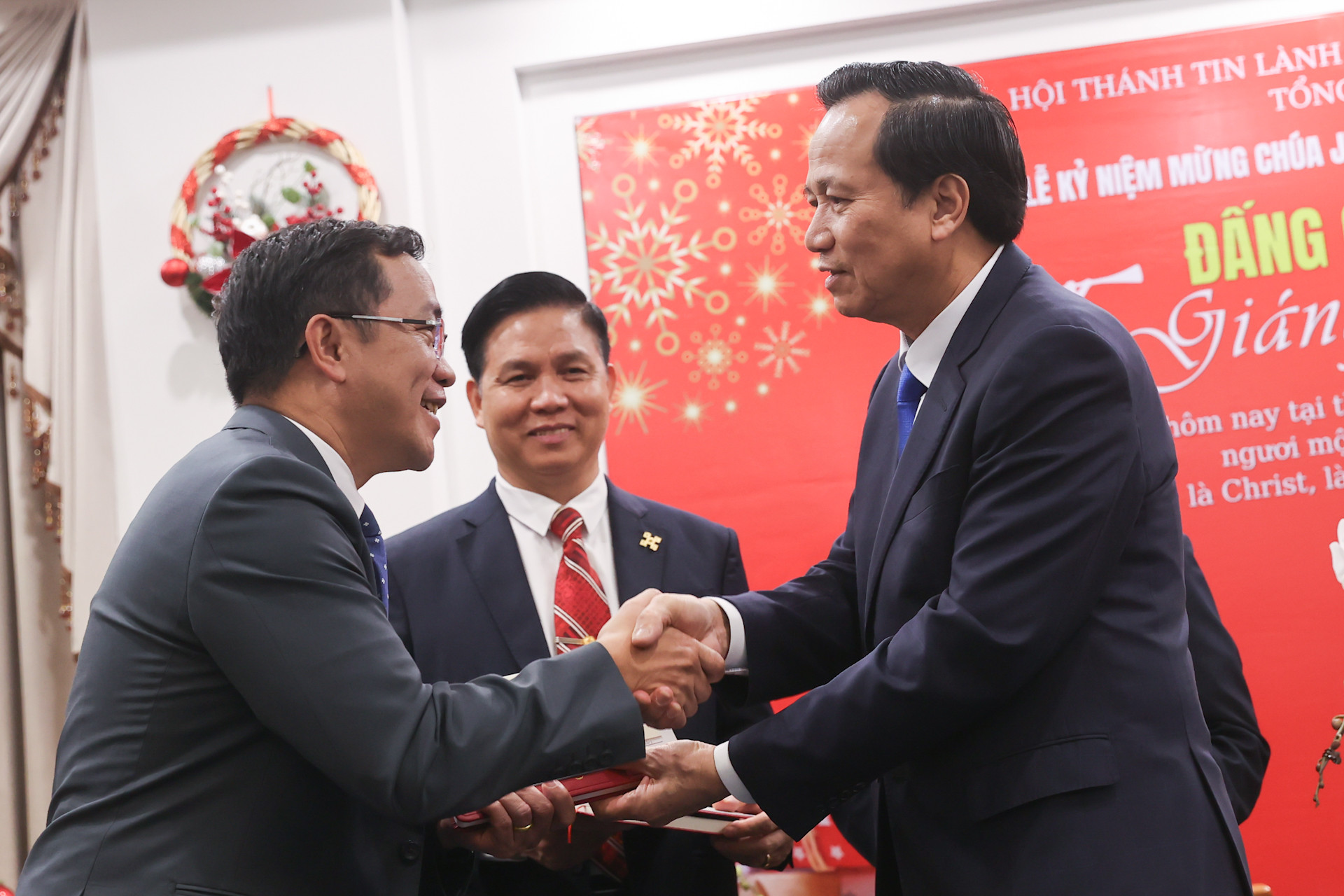 Bộ trưởng Đào Ngọc Dung ân cần thăm hỏi, chúc mừng đại diện Hội thánh Tin lành Việt Nam (miền Bắc).jpg