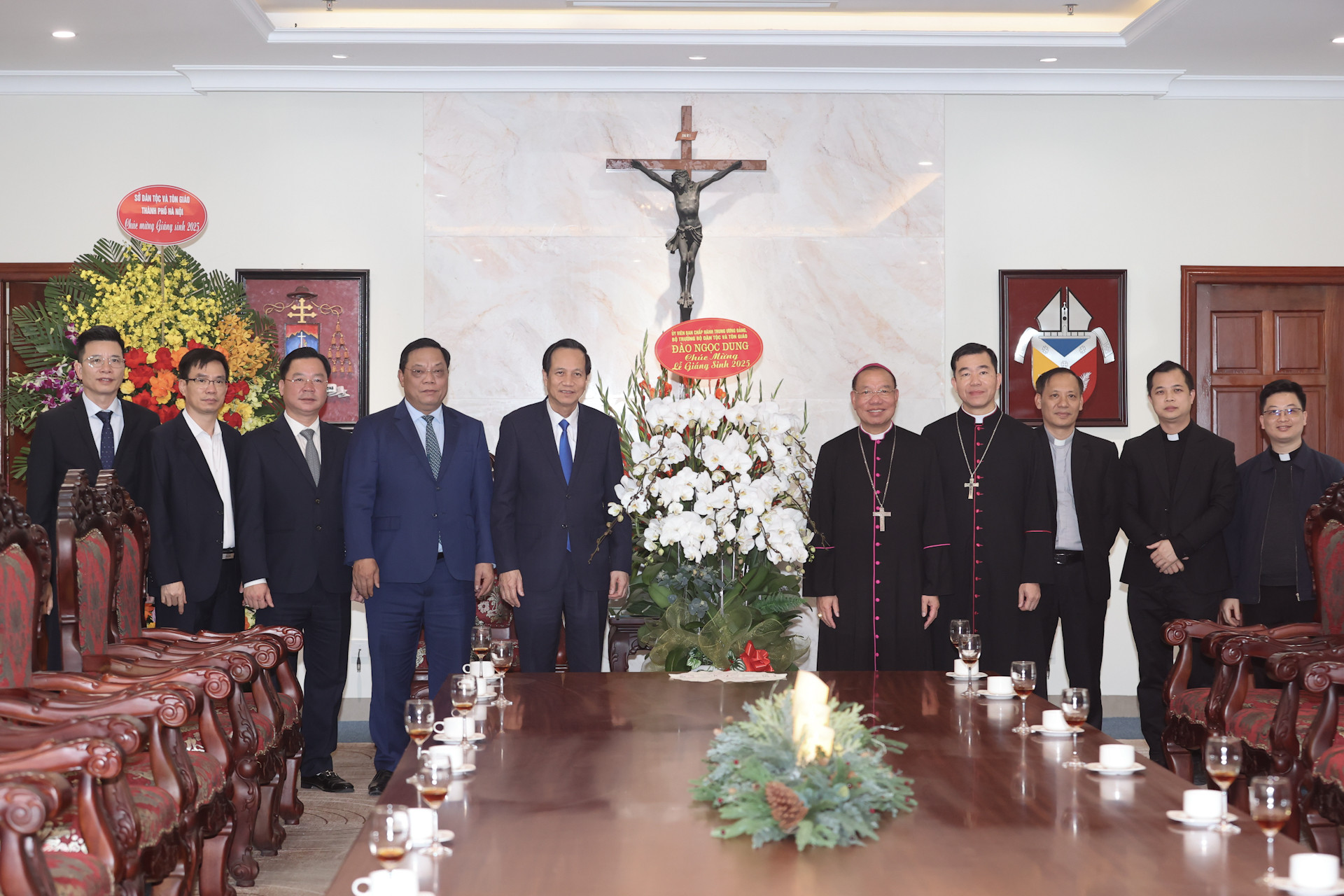 Bộ trưởng Đảo Ngọc Dung tăng hoa chúc mừng Giáng sinh năm 2025, năm mới 2026 Tòa Tổng Giám mục Tổng Giáo phận Hà Nội..jpg