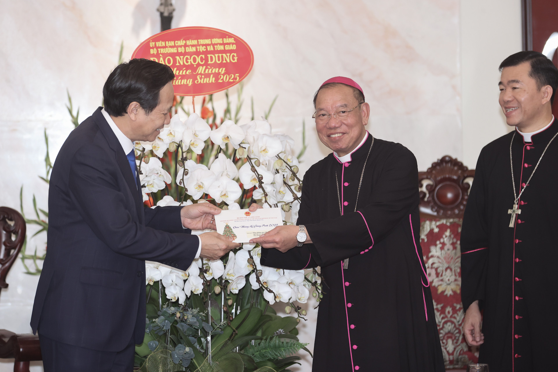 Bộ trưởng Đào Ngọc Dung tặng quà chúc mừng Đức Tổng Giám mục Vũ Văn Thiên nhân dịp Giáng sinh 2025, năm mới 2026..jpg