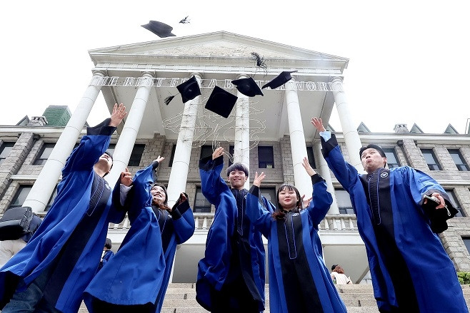 Các trường đại học tư dự định đưa đơn kiện, phản đối trần học phí