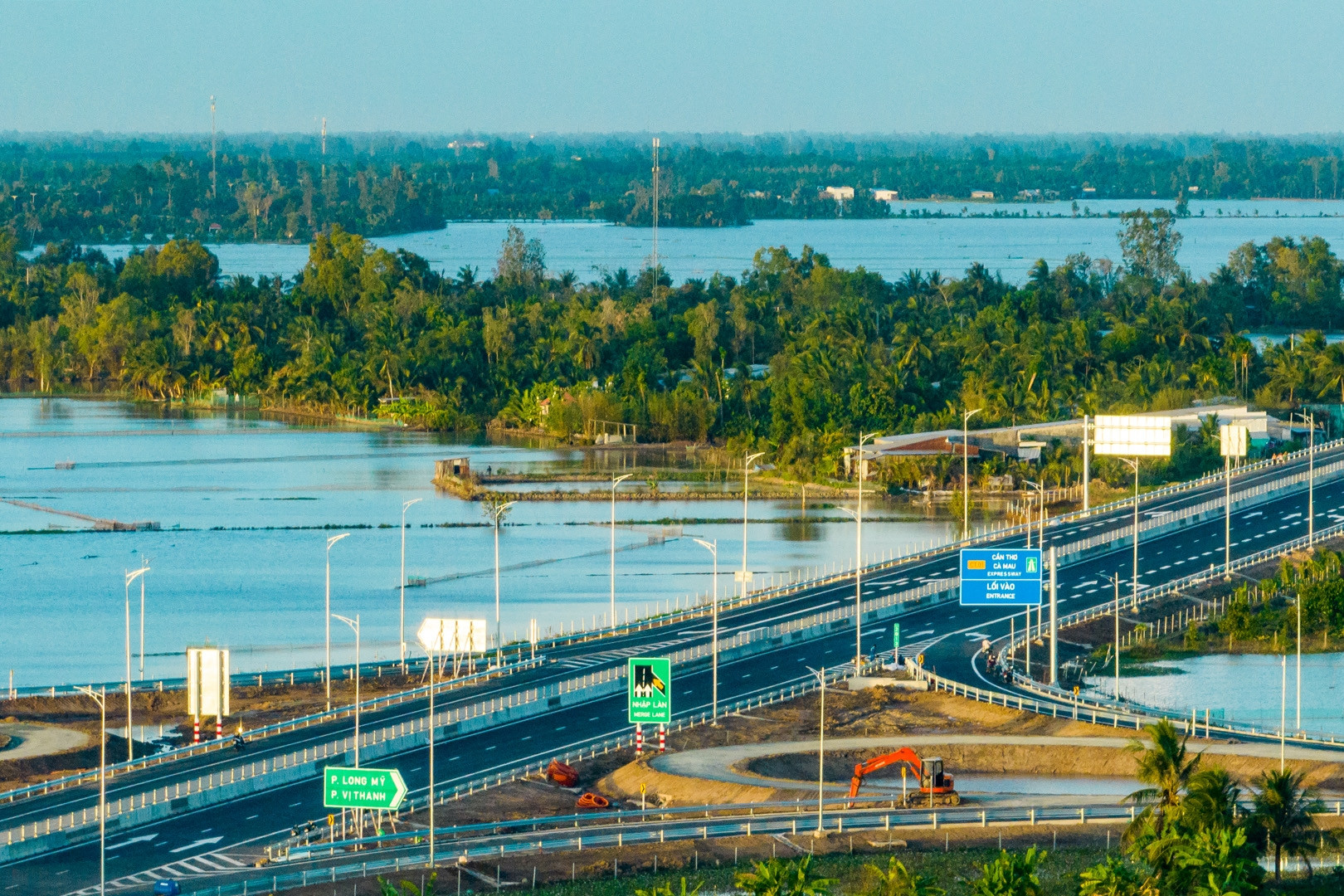 Cận cảnh cao tốc Cần Thơ - Cà Mau trước ngày hoàn thiện trục Bắc - Nam
