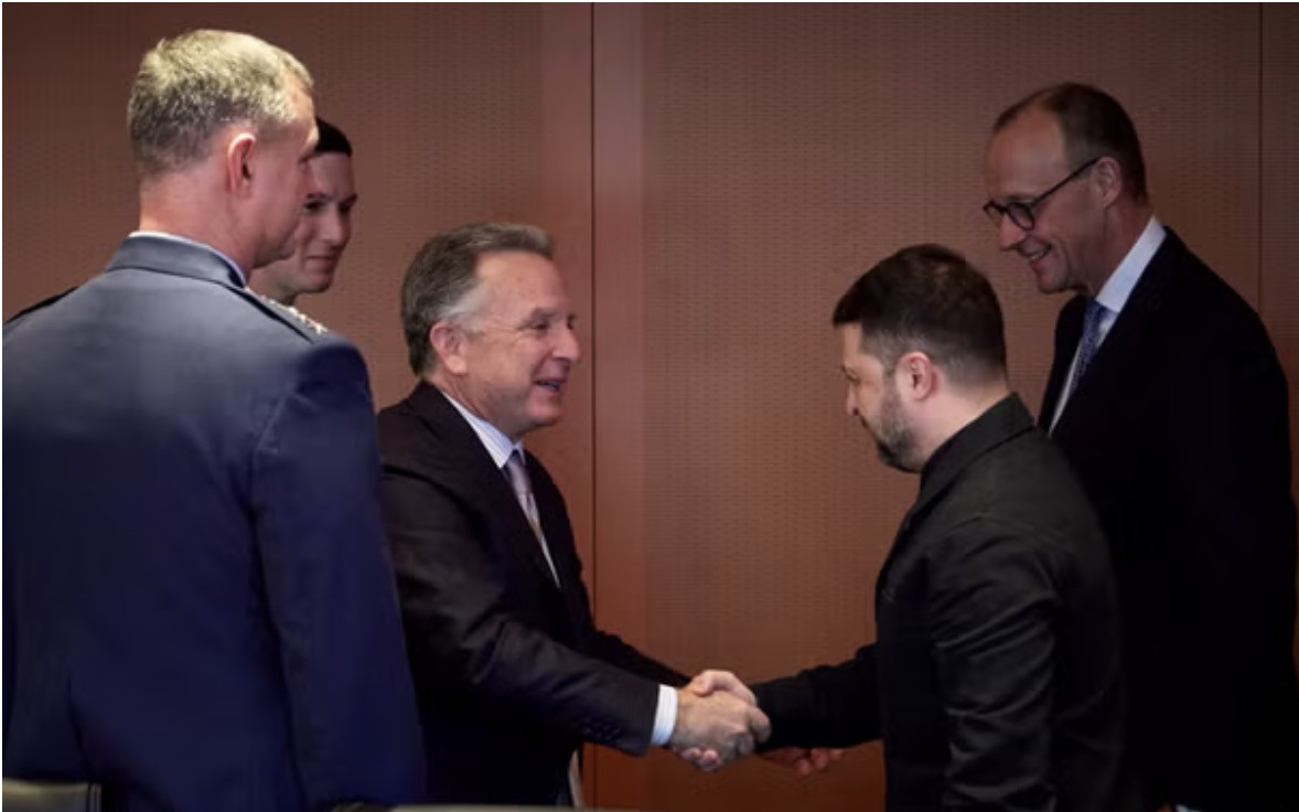 Đặc phái viên Mỹ Witkoff bắt tay Tổng thống Ukraine Zelensky. Ảnh: Văn phòng Tổng thống Ukraina