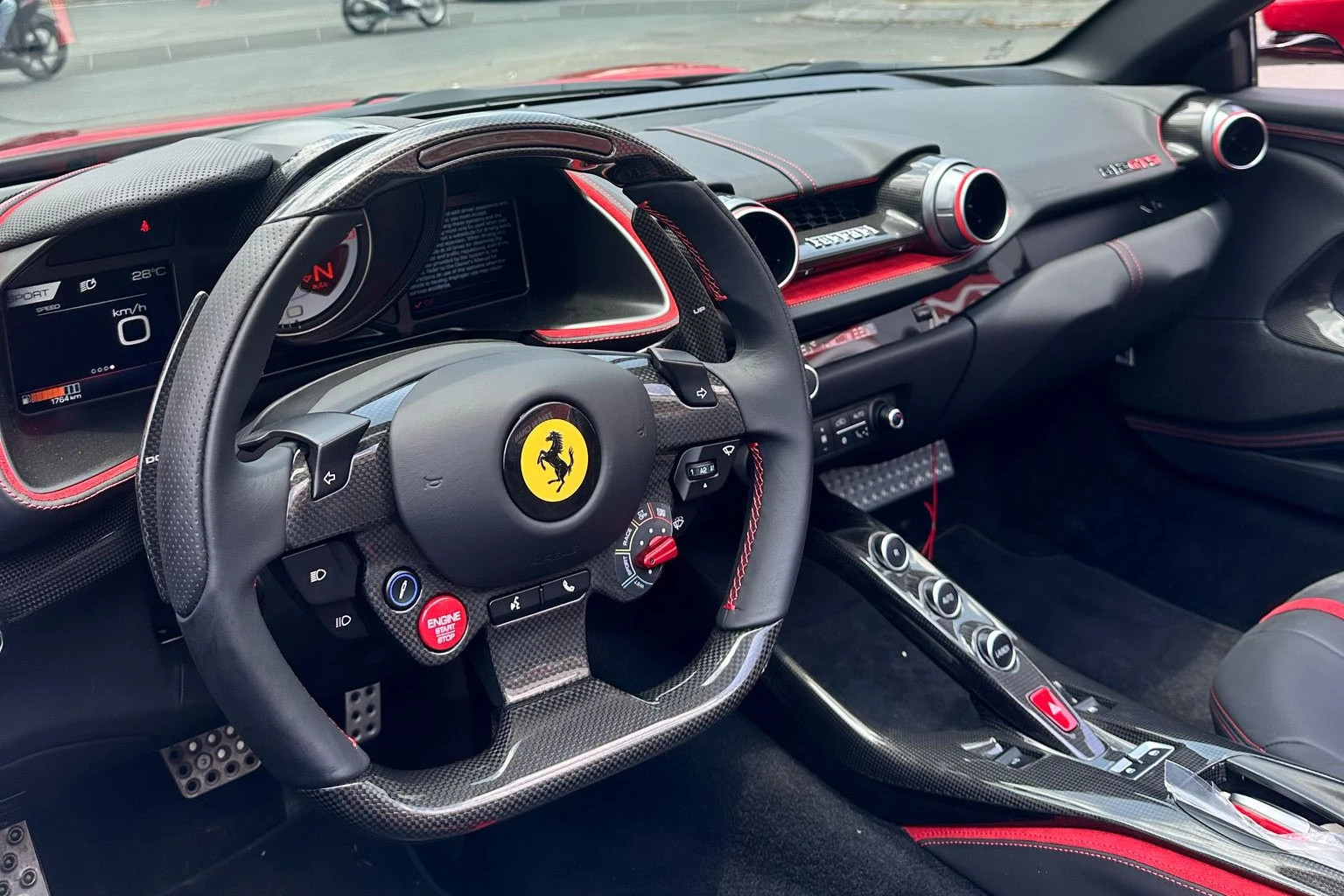 Cận cảnh siêu xe Ferrari 812 GTS mui trần sơn đỏ Rosso Fuoco độc nhất Việt Nam Ferrari 812 GTS Vietnamnet 8.jpeg