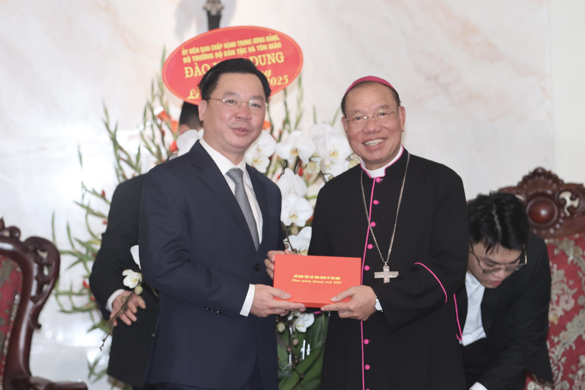Giám đốc Sở Dân tộc và Tôn giáo Hà Nội Nguyễn Sỹ Trường tặng quà Đức Tổng Giám mục Vũ Văn Thiên nhân Giáng sinh 2025, năm mới 2026..jpg