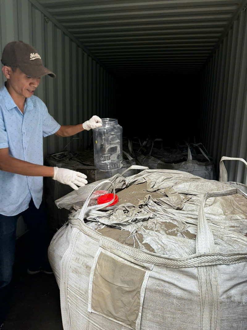 hang hoa trai phep 2.png