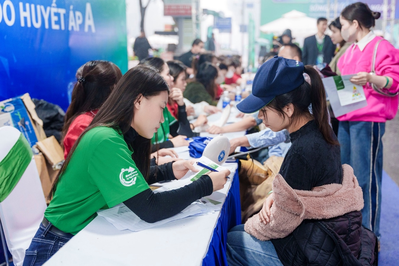 Hơn 3.000 người dân Hà Nội được khám sức khỏe miễn phí