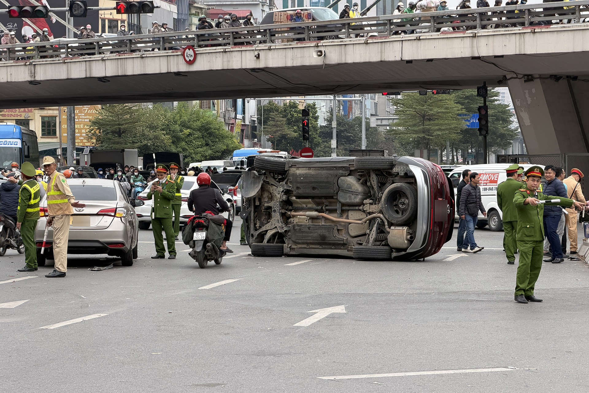 Hà Nội: Ô tô con lật nghiêng sau cú va chạm với 2 xe khác ở Ngã Tư Sở