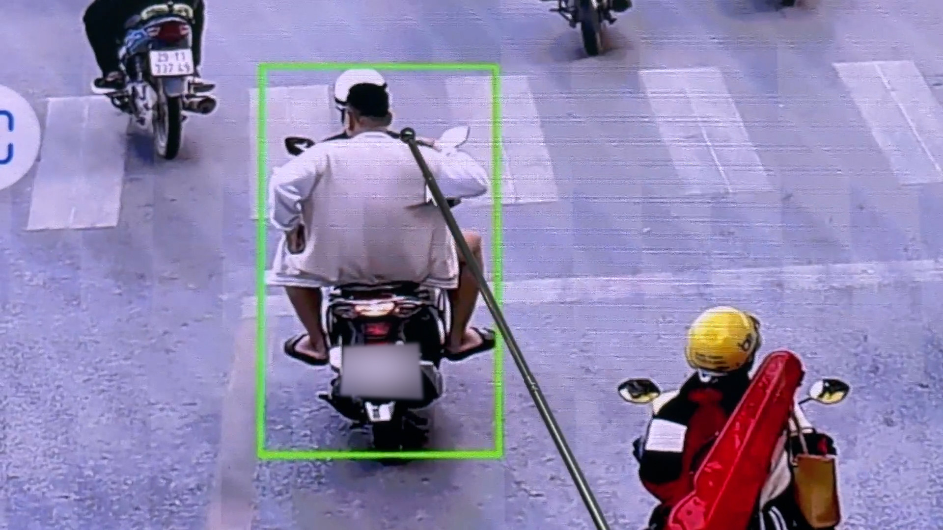 Camera AI Hà Nội 'bắt lỗi' 352 ô tô, xe máy vượt đèn đỏ trong 3 ngày