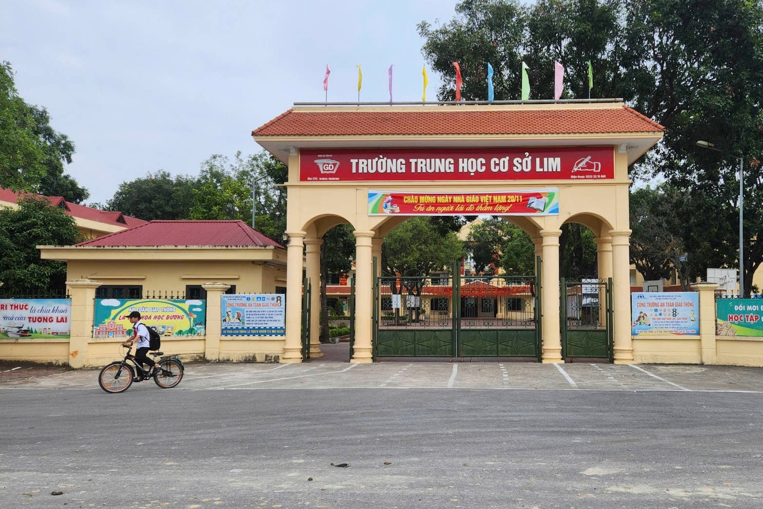 Nữ sinh lớp 8 ở Bắc Ninh bị nhóm bạn túm tóc, đánh túi bụi trong trường