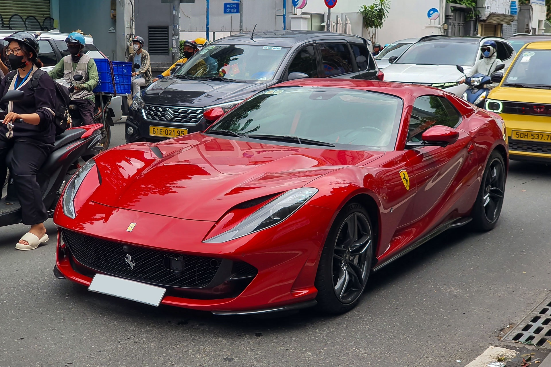 Siêu xe Ferrari 812 GTS sơn đỏ độc nhất Việt Nam giá 26 tỷ dạo phố Sài Gòn