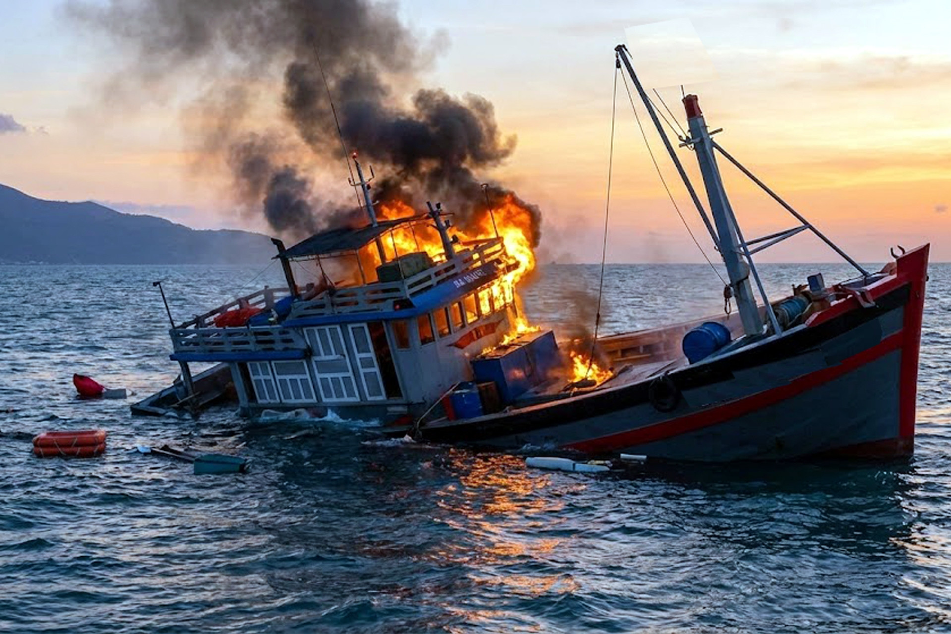 Tàu cá bốc cháy rồi chìm, 55 người nhảy xuống biển