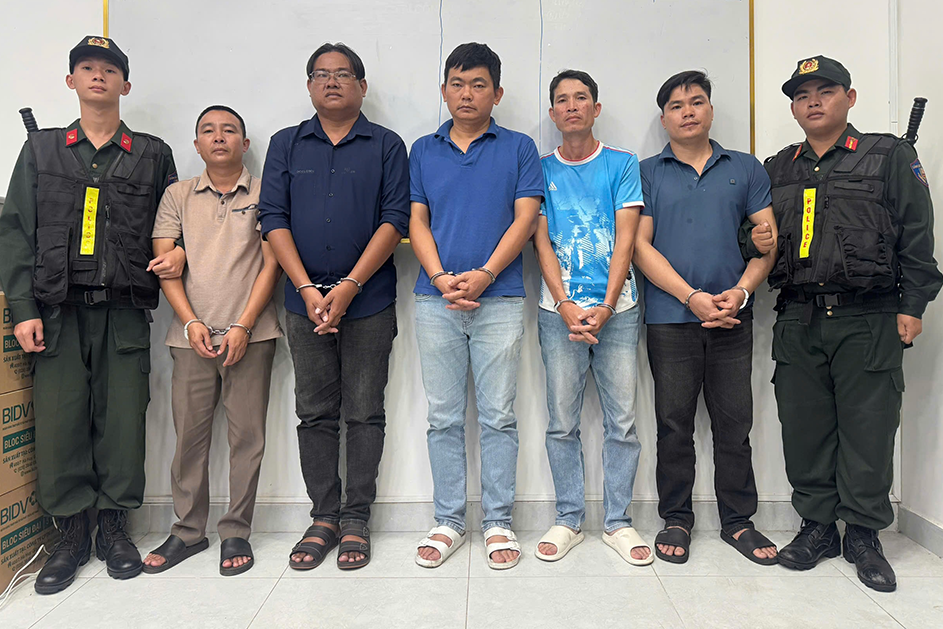 Thủ đoạn mới, cực tinh vi của nhóm người đưa hơn 650 tấn hàng giá trị cao qua biên giới