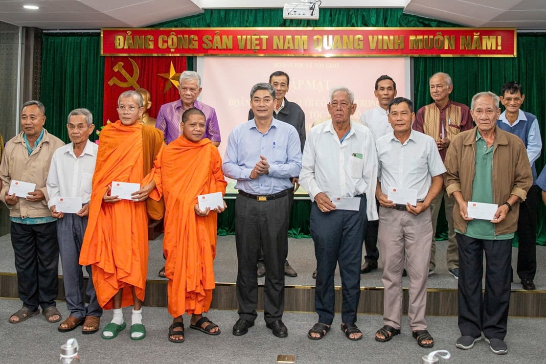 Thứ trưởng Y Vinh Tơr gặp mặt đoàn đại biểu người có uy tín trong đồng bào DTTS tỉnh Vĩnh Long