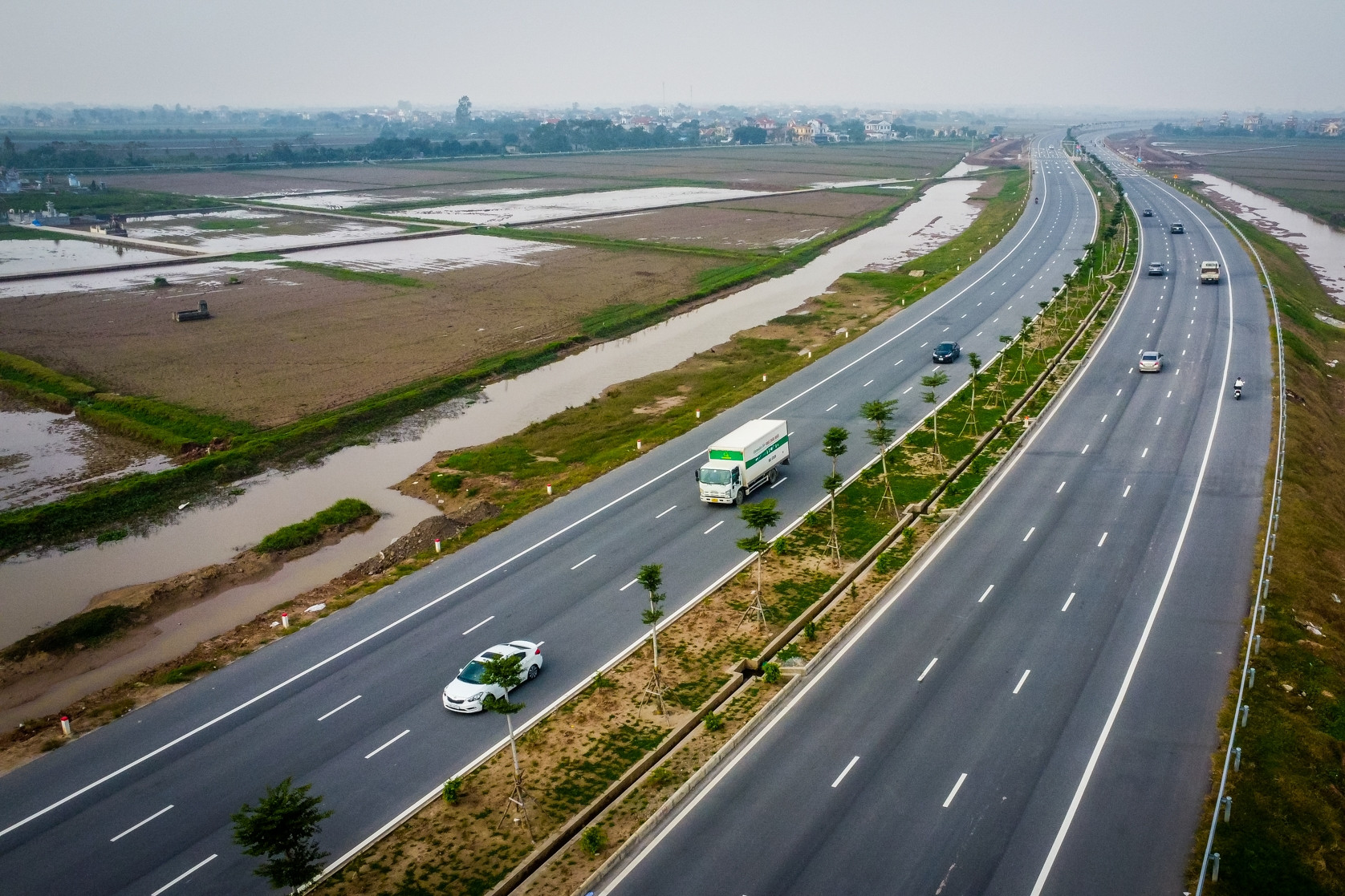 Toàn cảnh tuyến đường 6.400 tỷ đồng, 8 làn xe trước ngày khánh thành ở Ninh Bình